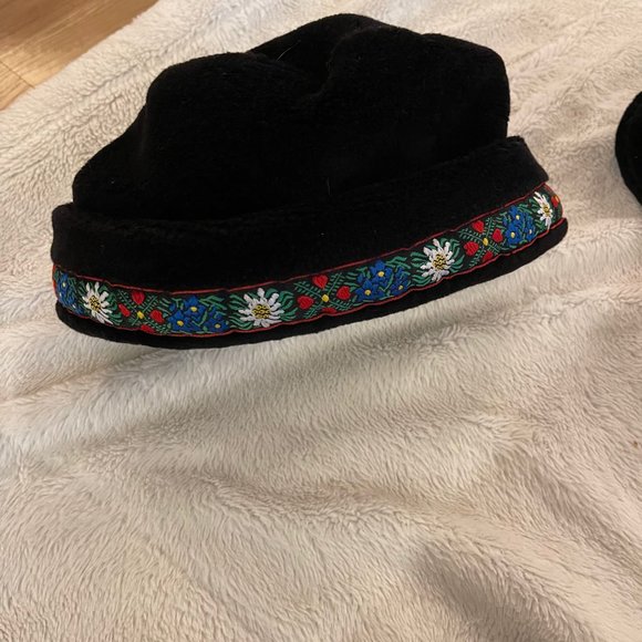 Felt Hat and Mitten Set - Picture 2 of 3